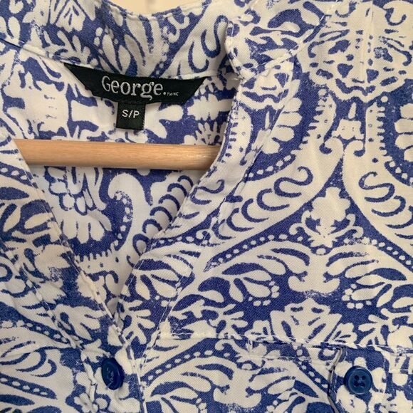 Blue and White Printed Sleeveless Blouse - Picture 3 of 4